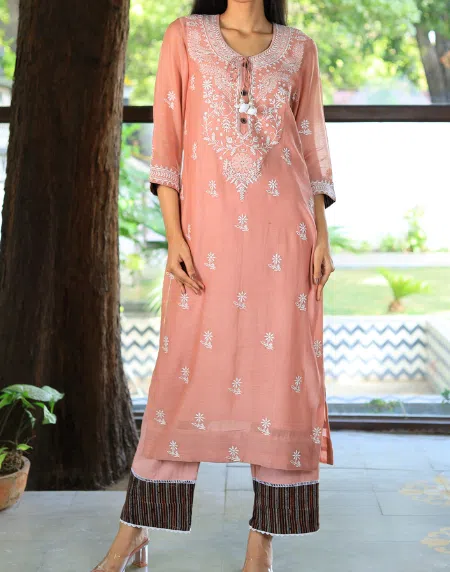 Mal Chanderi 𝑨𝒋𝒓𝒂𝒌𝒉 X Chikankari With Kamdani Work Kurta Set