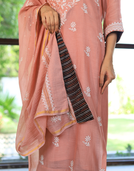 Mal Chanderi 𝑨𝒋𝒓𝒂𝒌𝒉 X Chikankari With Kamdani Work Kurta Set