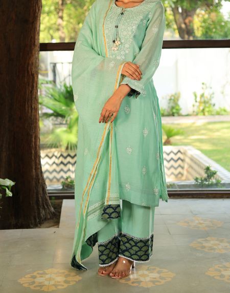 Mal Chanderi 𝑨𝒋𝒓𝒂𝒌𝒉 X Chikankari With Kamdani Work Kurta Set